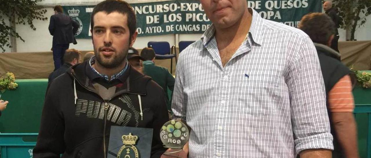 Rubén Remis y Sergio Suero con los trofeos que les acreditan como ganadores en Cangas de Onís.