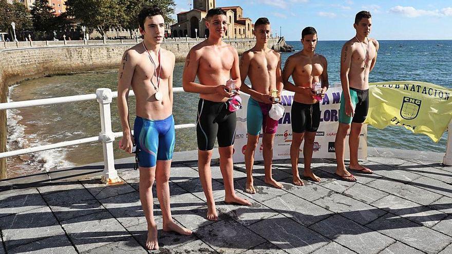 Los primeros clasificados en la prueba masculina posan juntos.