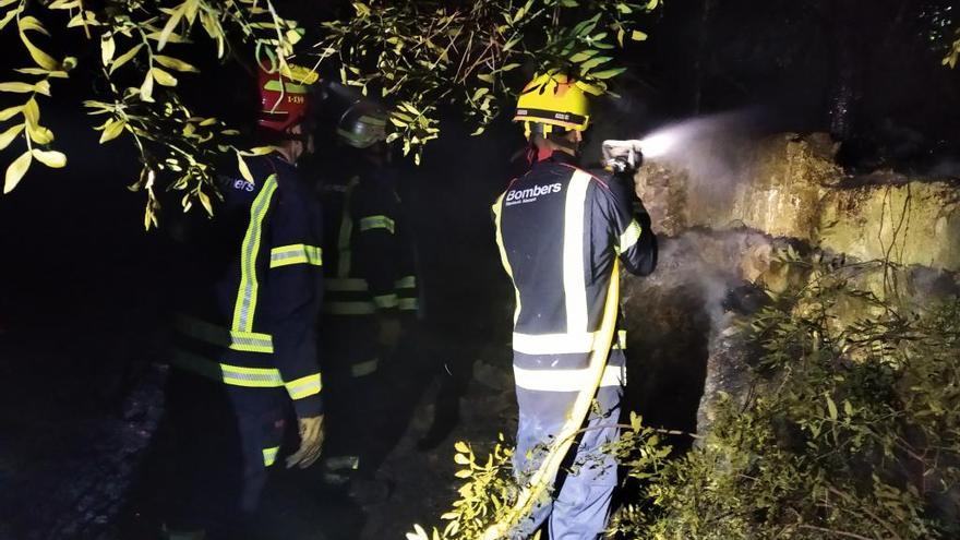 Sofocan un incendio en el mirador de gran valor natural de la Cala Blanca de Xàbia