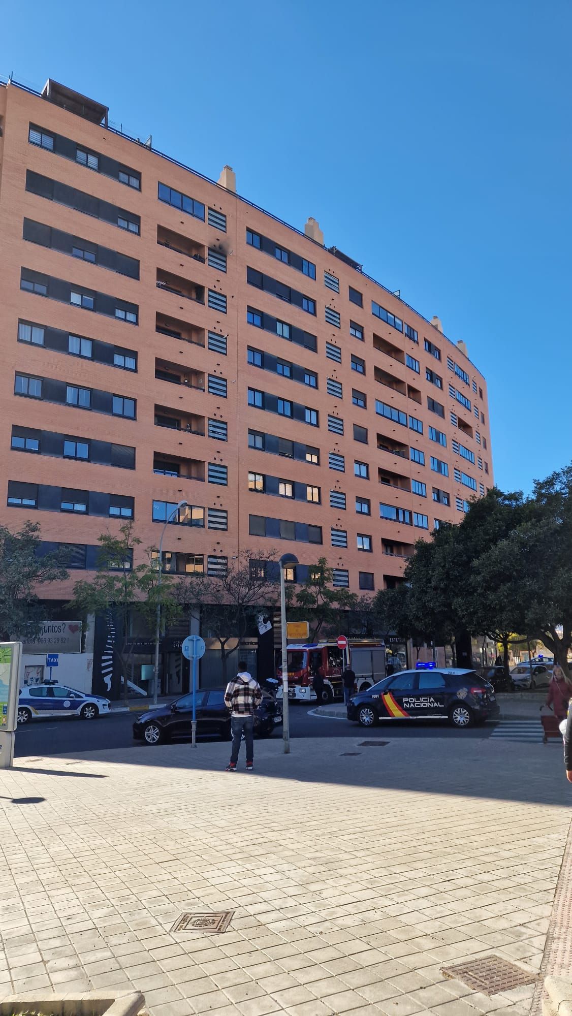 Un intoxicado en un incendio en una vivienda de Alicante