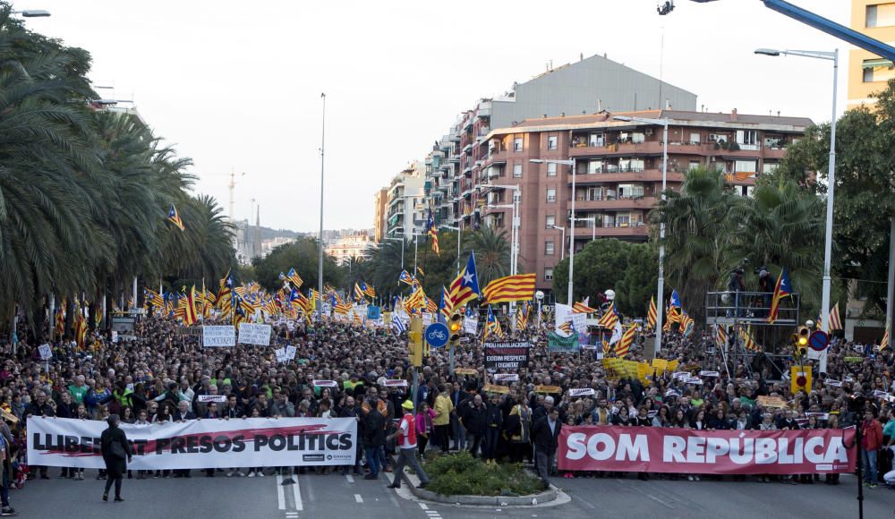 Manifestación en Barcelona para pedir la libertad de los exconsejeros encarcelados y de ''los Jordis''