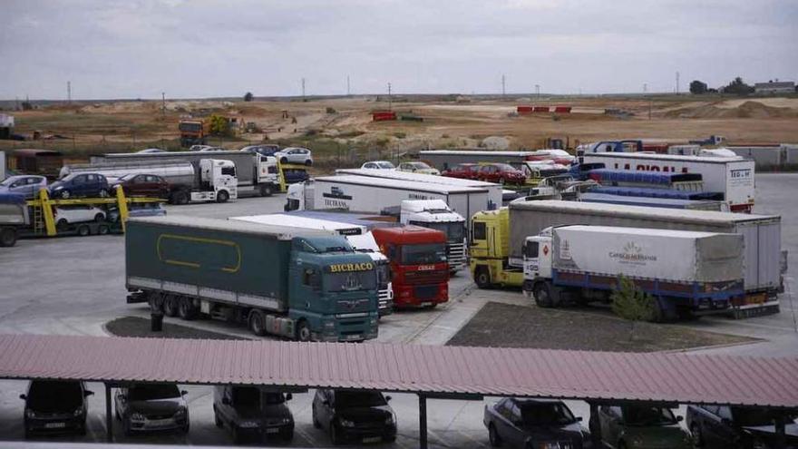 Camiones en el centro de transportes de la capital. Foto L. O. Z.