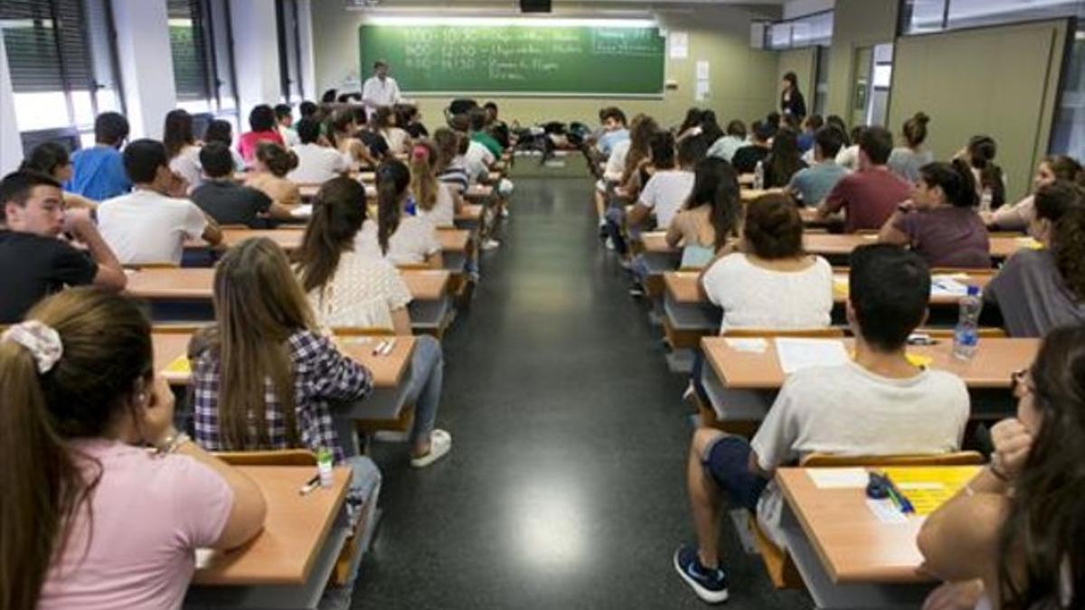 Pruebas de acceso a la universidad en un aula de la facultad de Ingerniería de la UAB, en junio pasado.