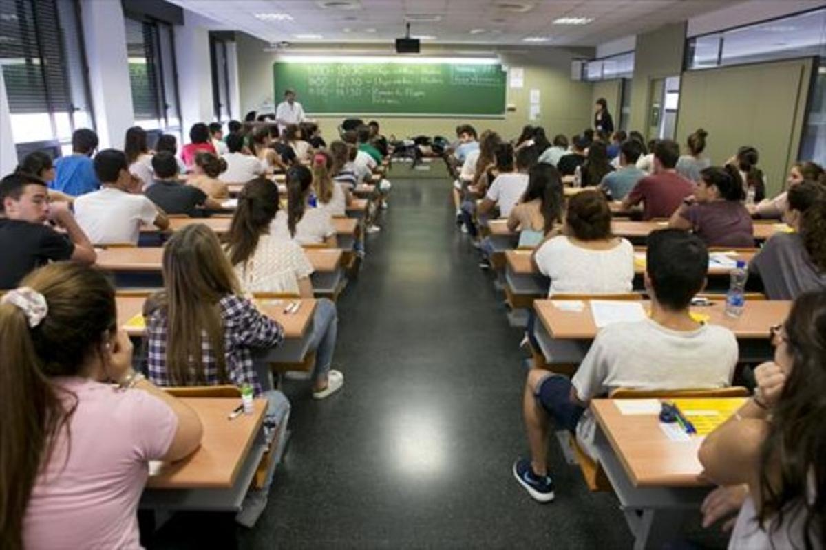 Pruebas de acceso a la universidad en un aula de la facultad de Ingerniería de la UAB