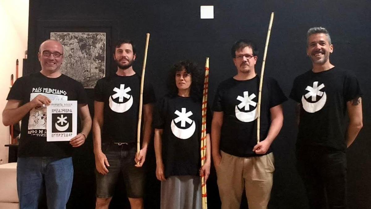 Magius, el cuarto en la imagen, junto a sus compañeros con el símbolo de la Enza Negra en sus camisetas