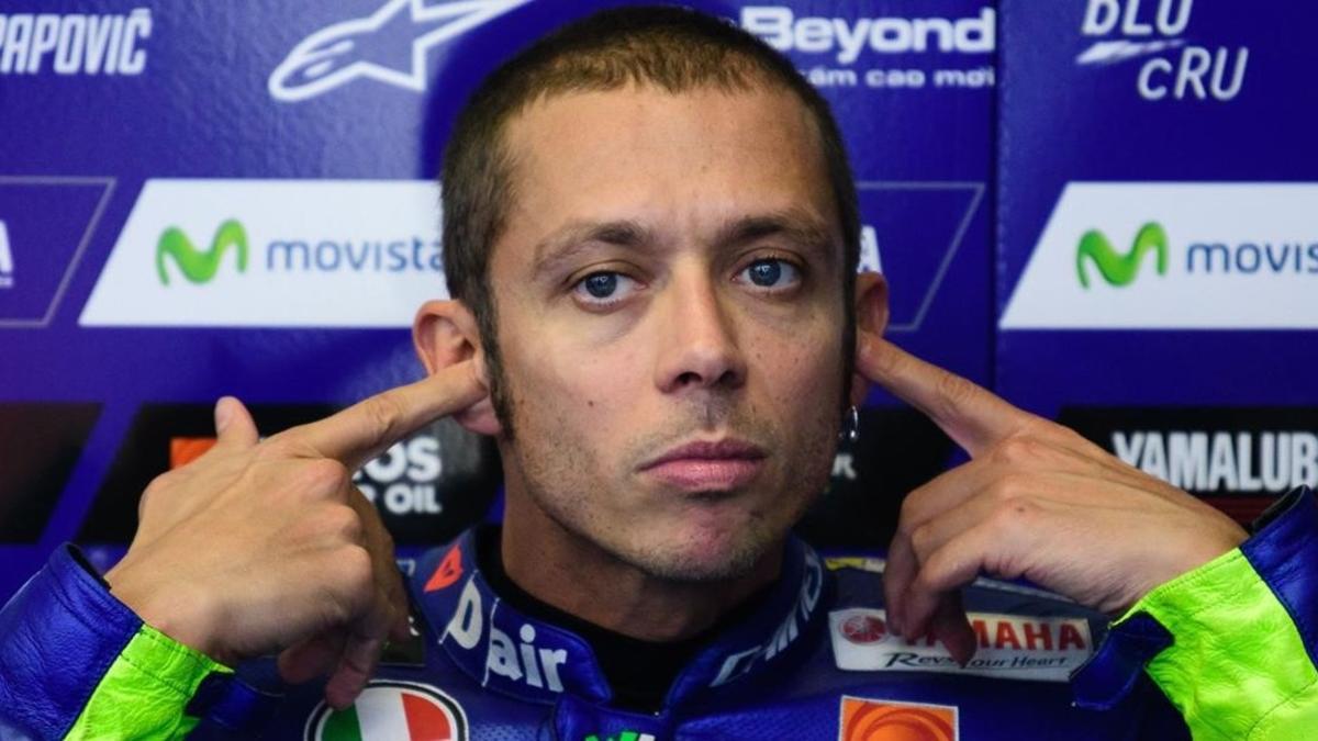 Valentino Rossi se coloca los tapones en sus oídos antes de salir a correr ayer en Spielberg (Austria).