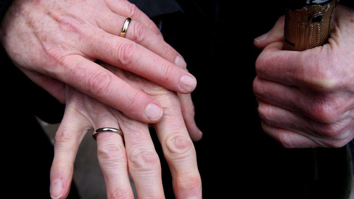 Una pareja reparte sus anillos en una ceremonia civil.