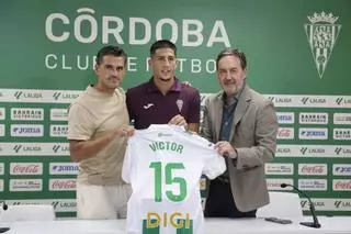 La presentación de Víctor Sánchez como jugador de la primera plantilla del Córdoba CF, en imágenes
