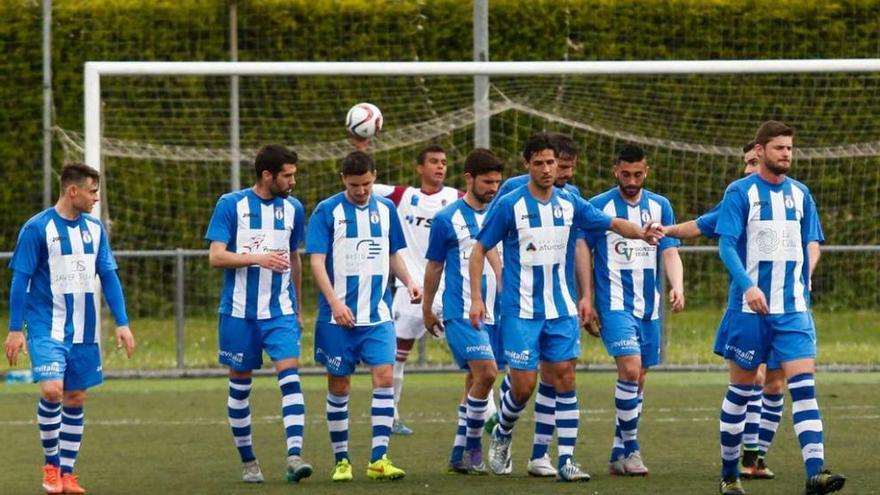 Los jugadores del Avilés se felicitan tras uno de los goles de la primera mitad.