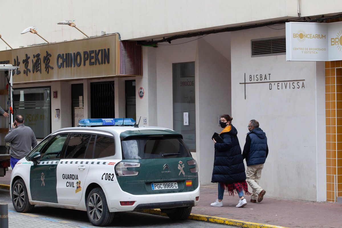 Un coche de la Guardia Civil en la puerta del Obispado en la ciudad de Ibiza.
