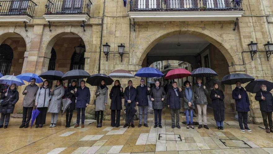 Minuto de silencio solidario ante los ayuntamientos