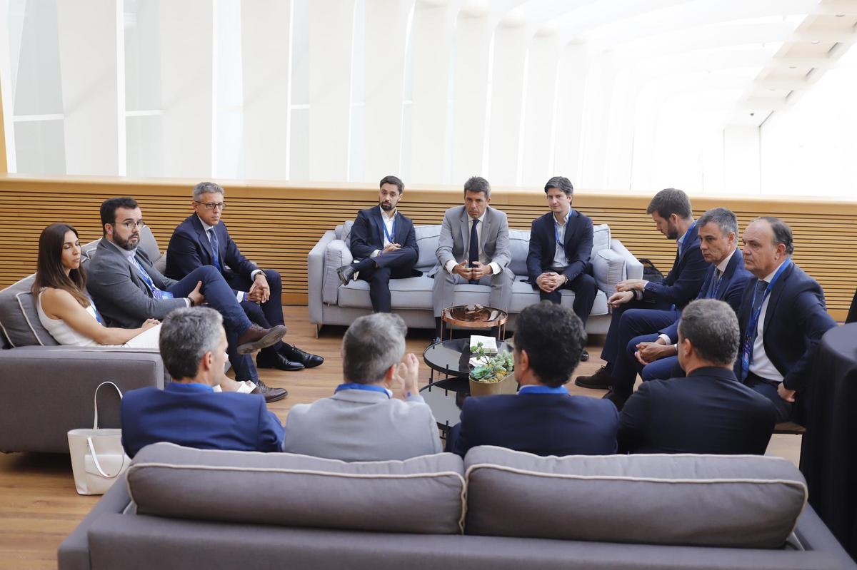 Reunión del president de la Generalitat Valenciana, Carlos Mazón, con startups y empresas en el Foro del Mediterráneo