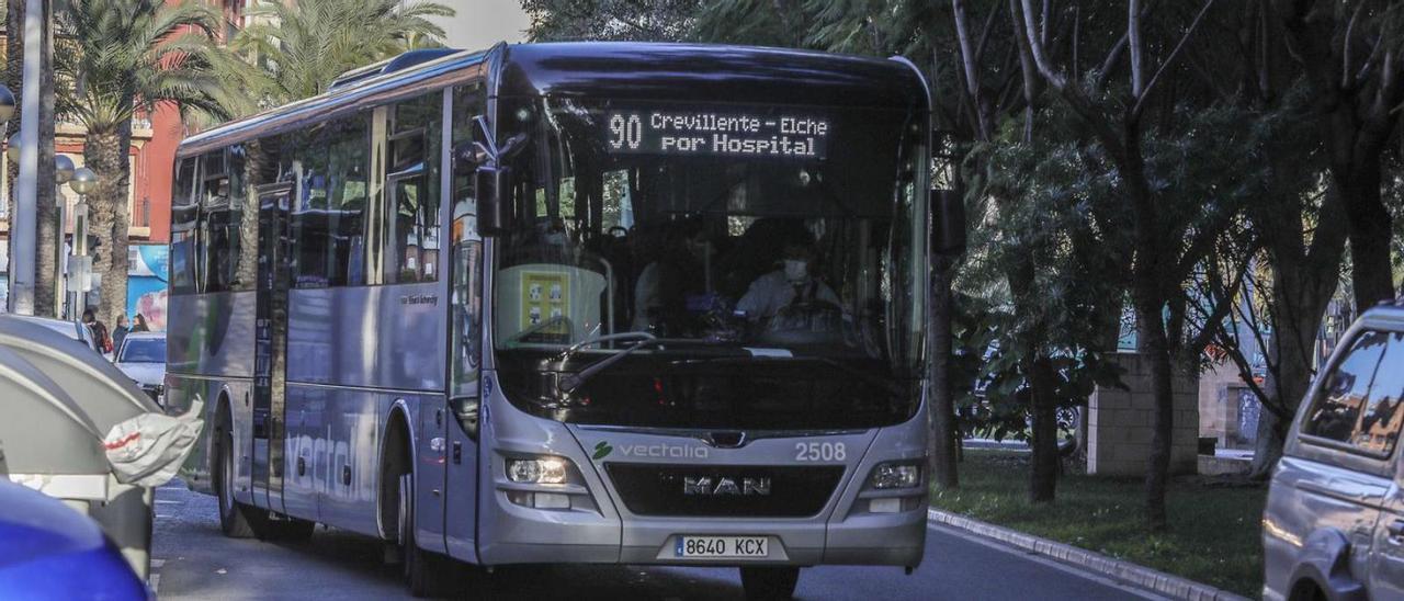 Un autobús que une Elche con Crevillent circula este lunes. | ANTONIO AMORÓS