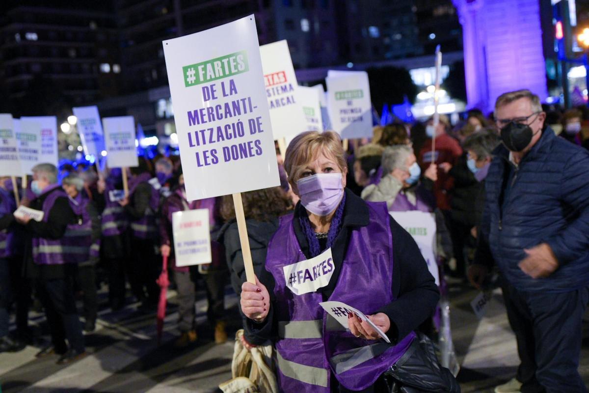 Una mujer sostiene una pancarta en una manifestación promovida por el Moviment Feminista contra la violencia machista en Valencia.