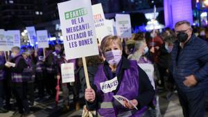 Una mujer sostiene una pancarta en una manifestación promovida por el Moviment Feminista contra la violencia machista en Valencia.