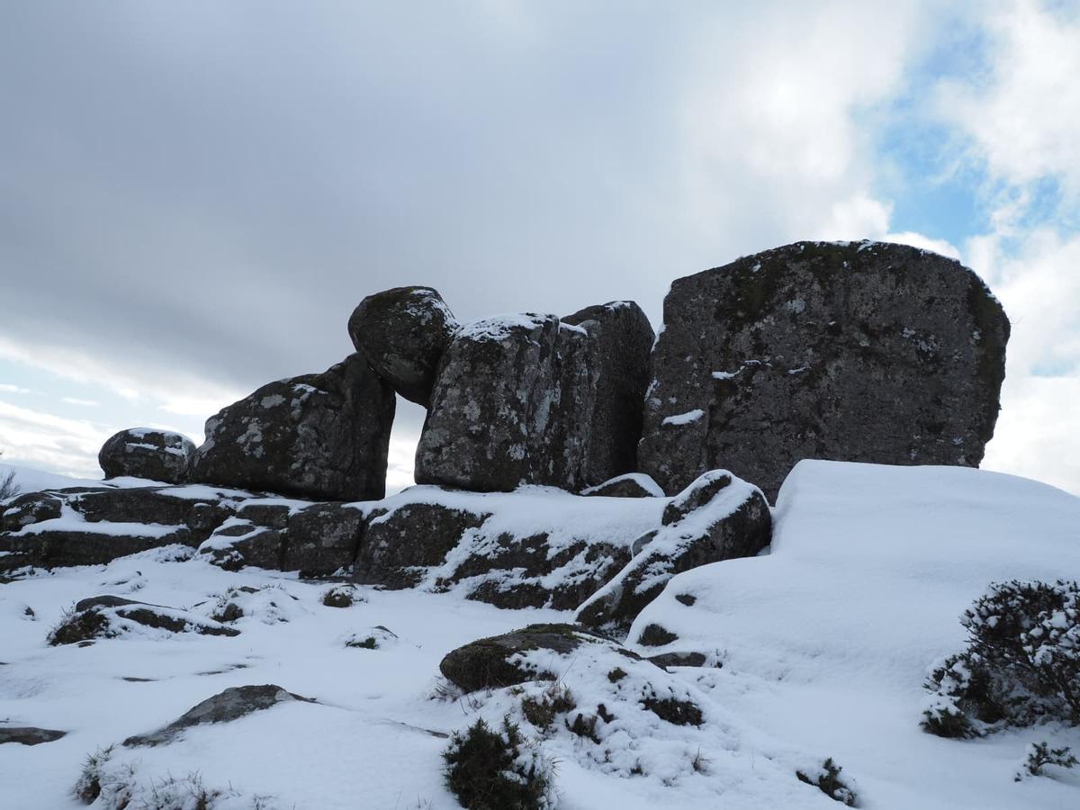 El manto de nieve en el monte do Seixo, el pico más alto de la sierra de O Cando