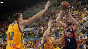 Pasecniks y Rabaseda tratan de frenar a San Emeterio durante la final de la Supercopa Endesa.