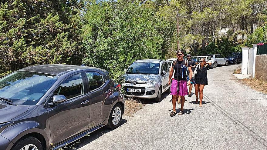 Caos automovilístico en la carretera de acceso a Cala Salada 