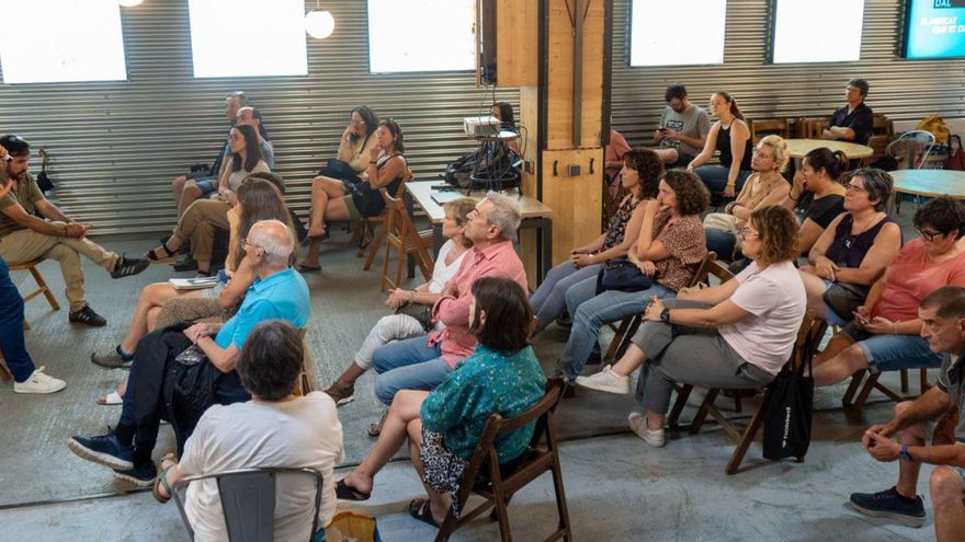 Guzmán i Garcia a la sessió Reclama el teu mercat públic, comunitari i verd, ahir al Mercat Puigmercadal | OSCAR BAYONA