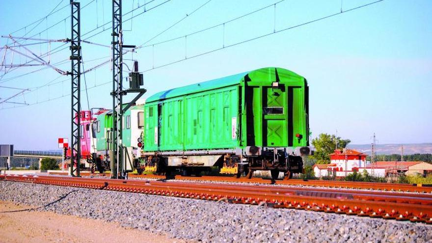 Adif Alta Velocidad ha realizado la primera auscultación geométrica en el tramo del AVE entre Pedralba de la Pradería (Zamora) y Ourense, recorriendo la líneas en ambos sentidos y ejecutando así los primeros recorridos ferroviarios completos por el nuevo trazado, de 119 kilómetros de longitud total. La auscultación comprueba la correcta nivelación, alineación, ancho, peralte y alabeo de la vía, como paso previo a la entrada en escena de otros trenes para continuar con las pruebas a mayores velocidades. La siguiente fase comprenderán el uso del sistema europeo de gestión del tráfico ferroviario ERTMS nivel 2, los recorridos de fiabilidad y la formación de maquinistas. | ADIF