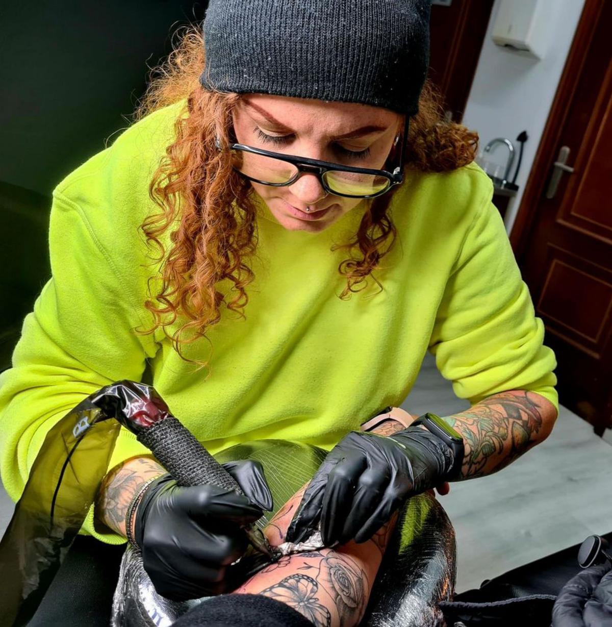La tatuadora trabaja en el último encargo de una clienta.   | // LA OPINIÓN