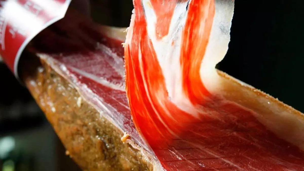 Ya es posible degustar un jamón ibérico en plena calle con solo echar una moneda en una máquina expendedora.