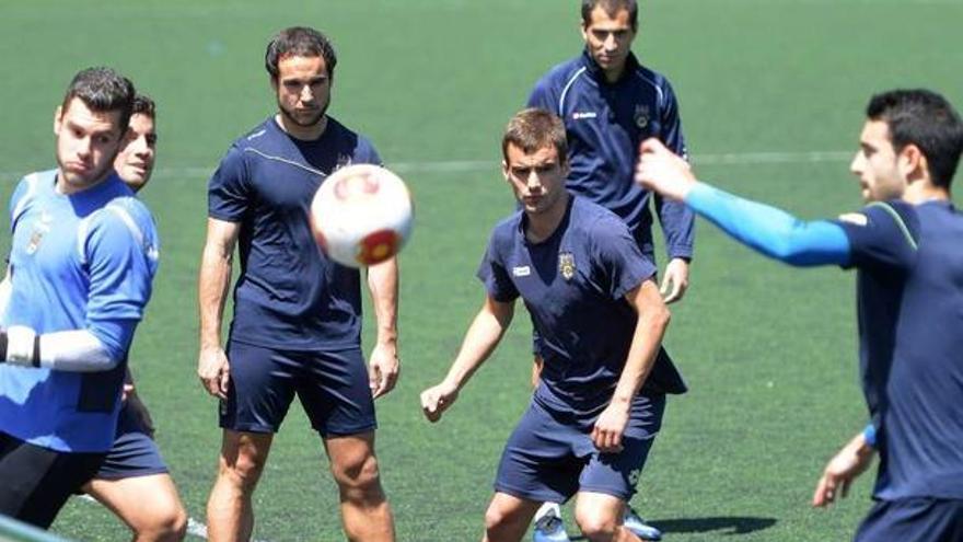 Varios jugadores granates, durante la sesión celebrada ayer en A Xunqueira.