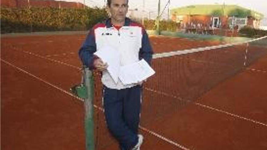 J. L. Sanz, ayer, en una de las pistas del Club de Tenis de Carlet.