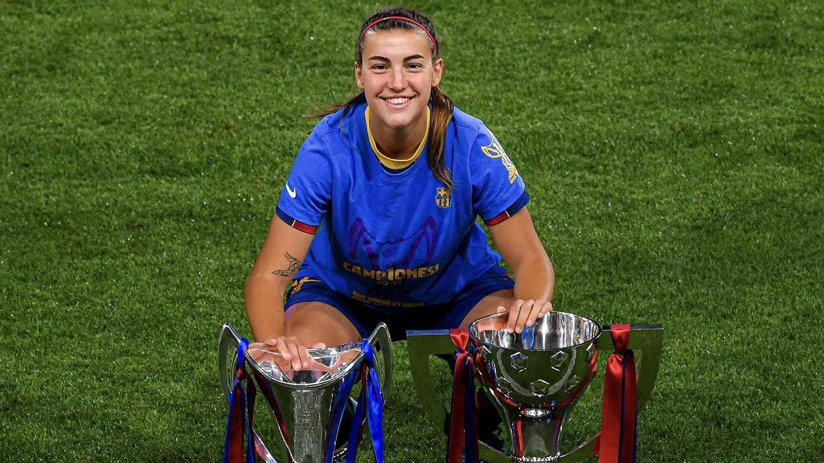 Patri Guijarro posa con el trofeo de la Liga de Campeones.