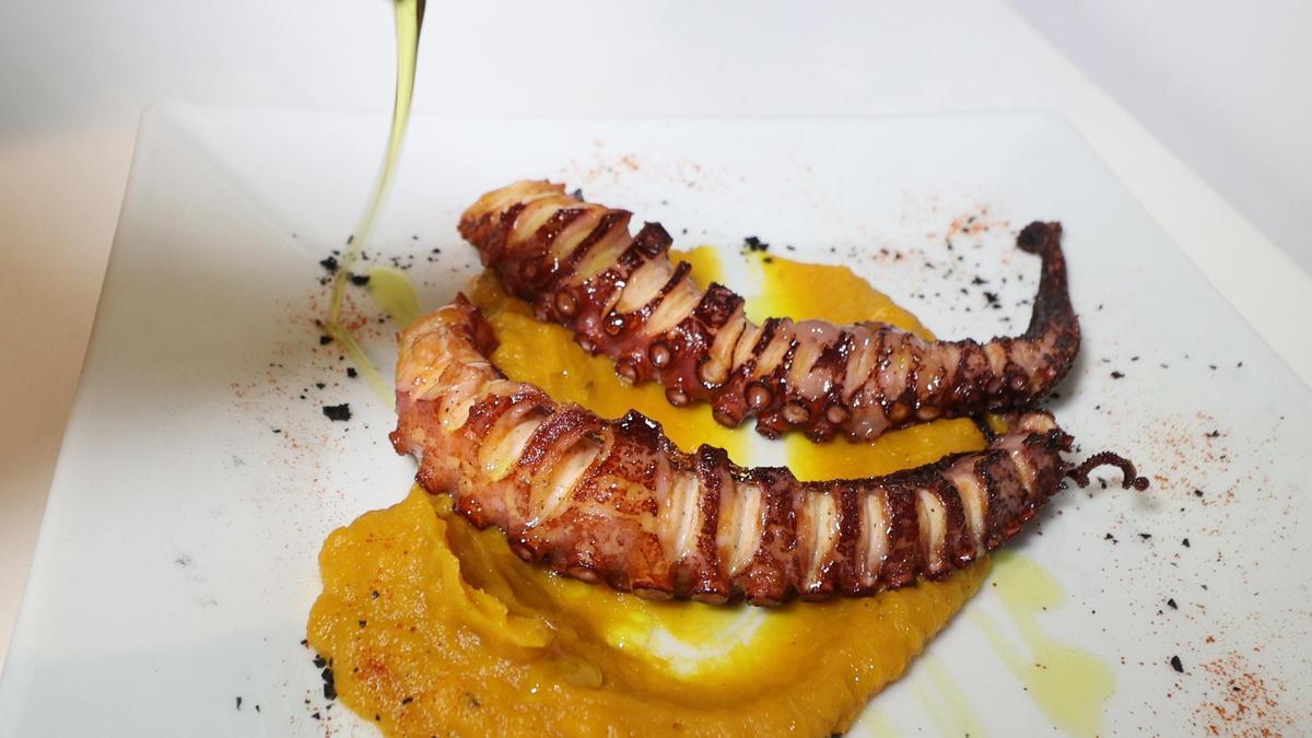 «Pulpo sobre puré de calabaza asada».