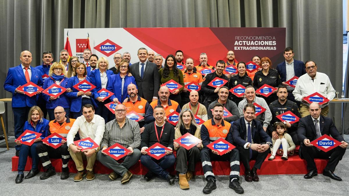 Grupo de trabajadores homenajeados con el Consejero de Transportes y consejero delegado de Metro