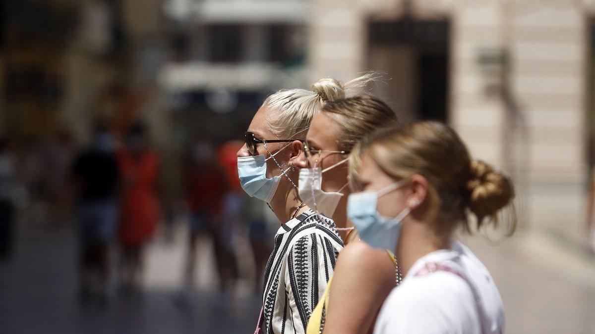 Viandantes con mascarillas en Málaga.