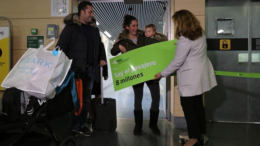 El aeropuerto de Ibiza recibe a Mari Carmen, el pasajero 8 millones