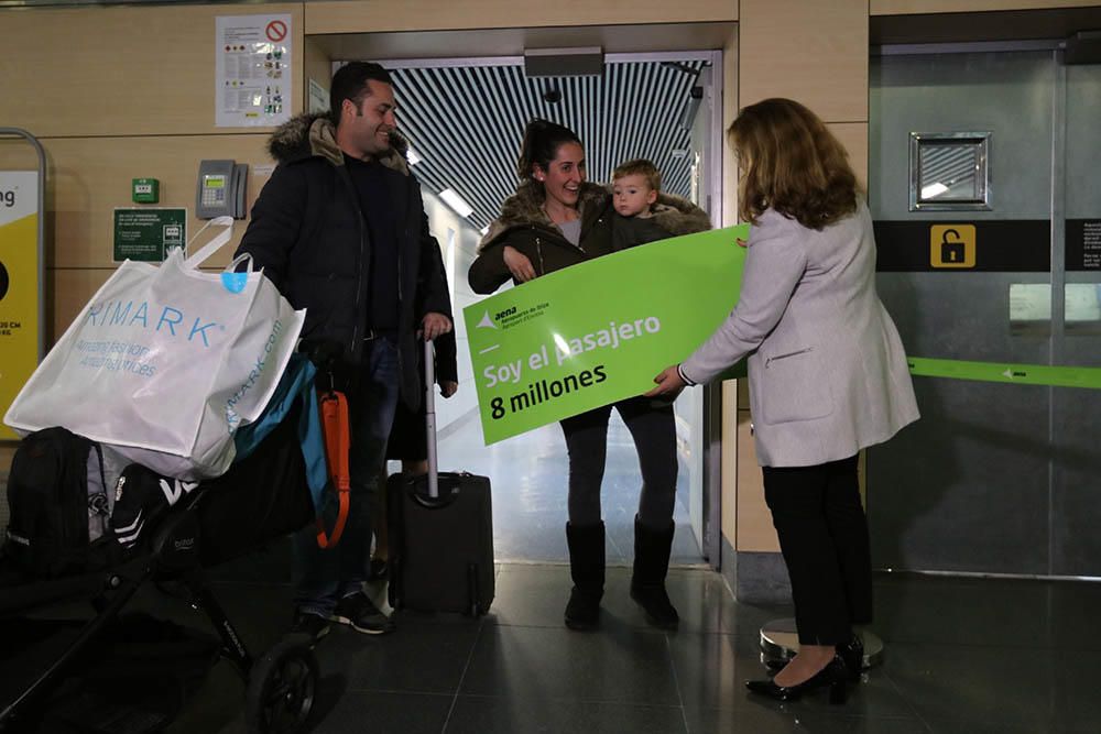 El aeropuerto de Ibiza recibe a Mari Carmen, el pasajero 8 millones