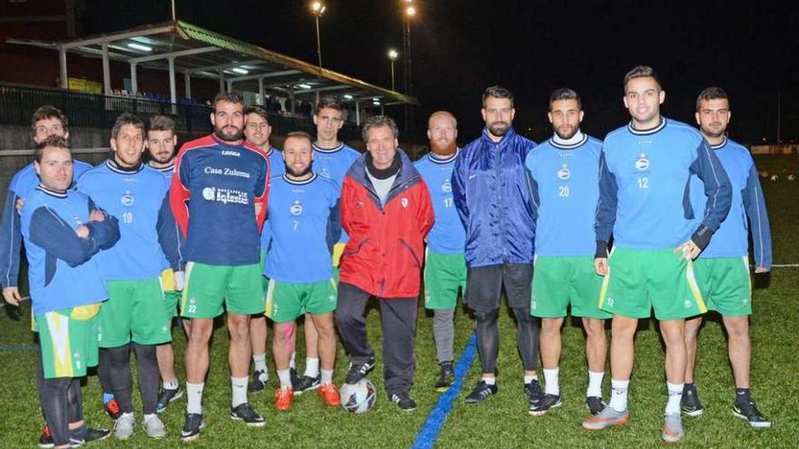 Manuel Núñez, en el centro de la imagen con el balón junto a parte de la plantilla. // Gonzalo Núñez