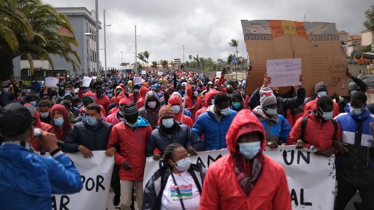 Cientos de personas se manifiestan en Tenerife contra las políticas migratorias