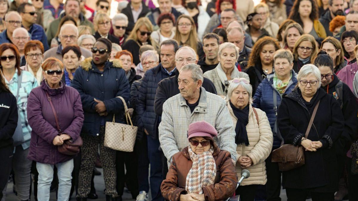 Minuto de silencio en Santa Perpetua de la Mogoda