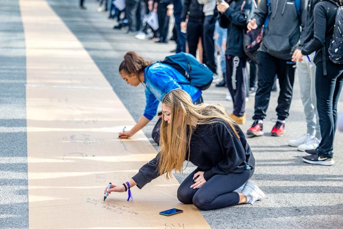 Alumnos de los institutos de Benidorm forman una "Cadena Humana" en la zona escolar del Salt de l'Aigua contra la violencia de género
