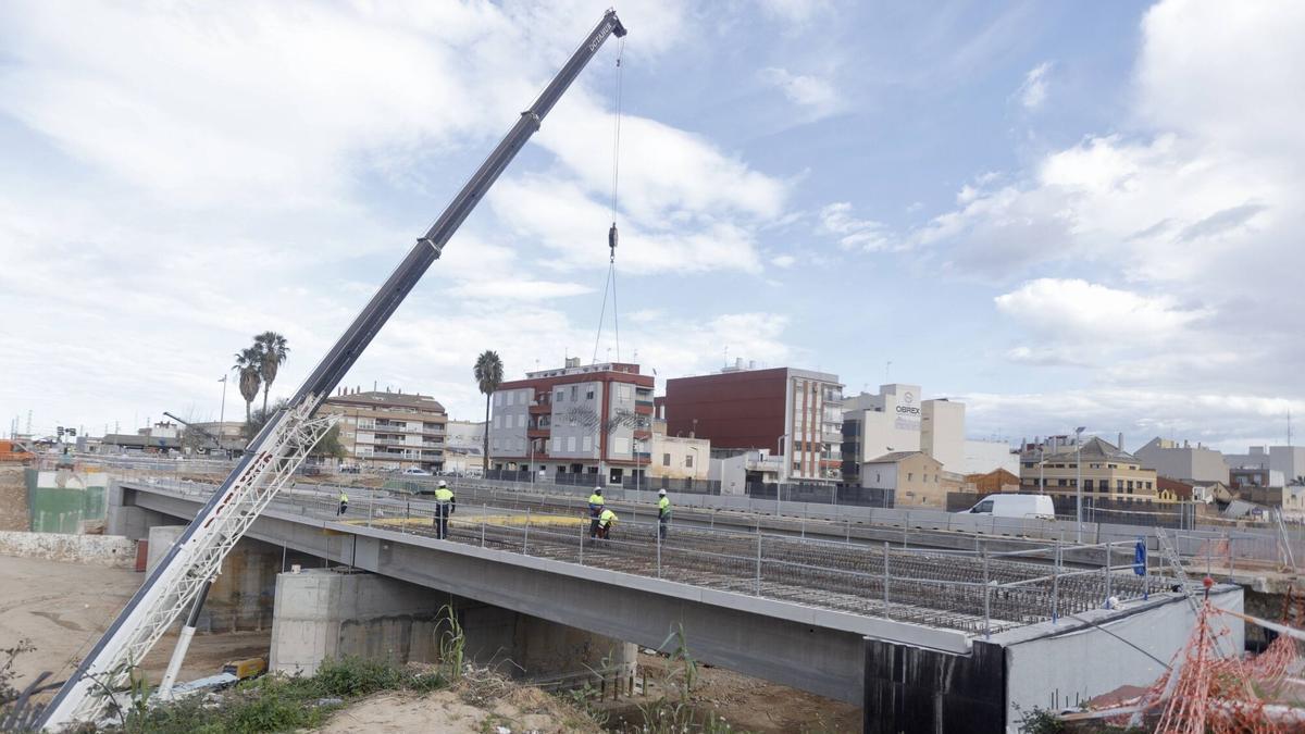 Obras en Paiporta y Picanya en las vías del metro y el viaducto destruido tras los efectos de la dana.