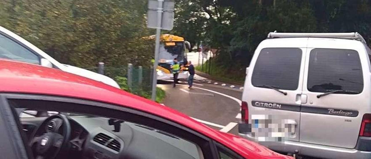 Arriba, los atascos a primera hora de la mañana, durante la subida del bus. Dcha., las retenciones a la salida del comedor. // S.A.