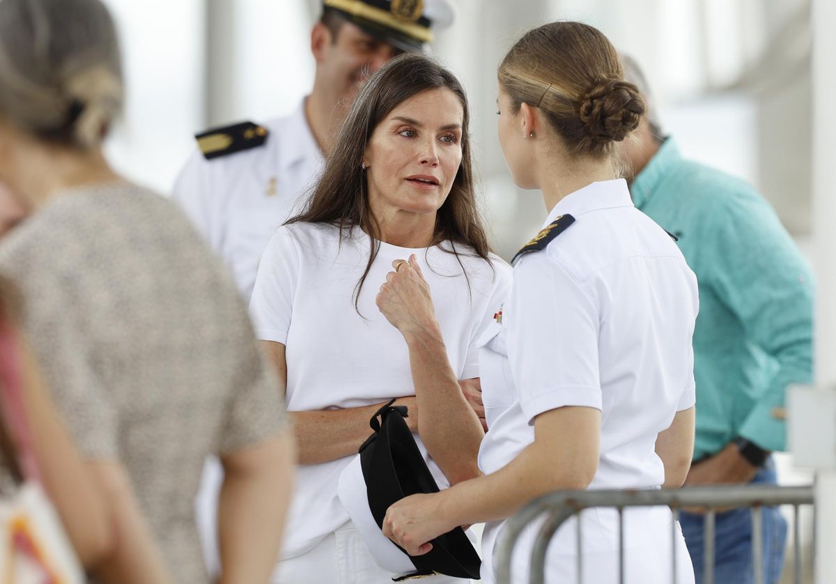 La reina Letizia habla con su hija, en Panamá.