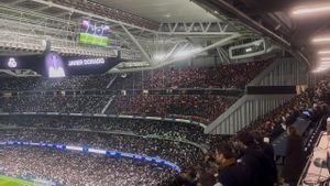 El sector de los aficionados del Atlético en el Bernabéu, durante el minuto de silencio por Javier Dorado que fue abucheado por un grupo de hinchas rojiblancos.