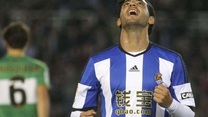 Carlos Vela, tras marcar uno de los goles al Elche. // Efe