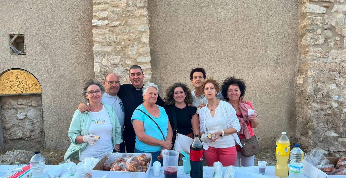 La asociación de mujeres y el ayuntamiento repartieron magdalenas y sangría.
