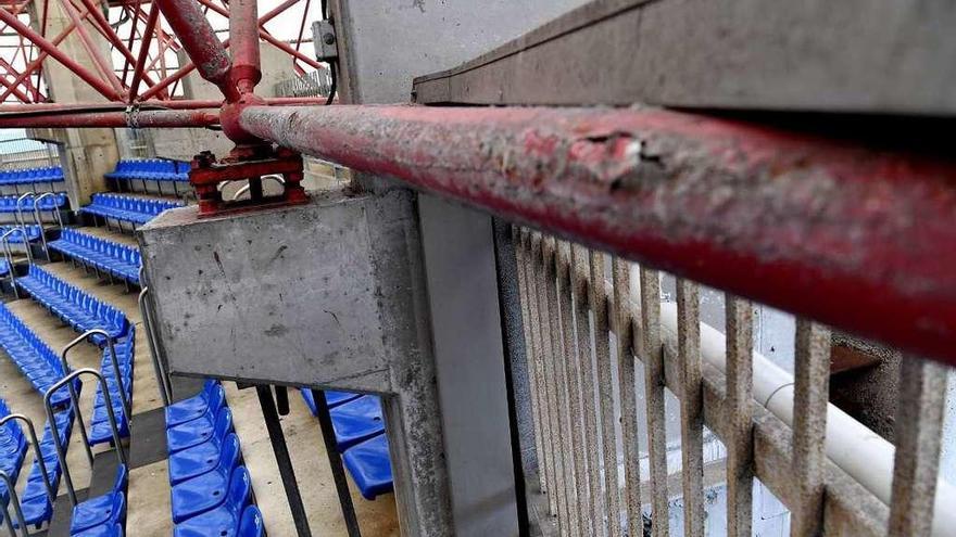 Estructura oxidada en una de las gradas del estadio de Riazor, ayer.