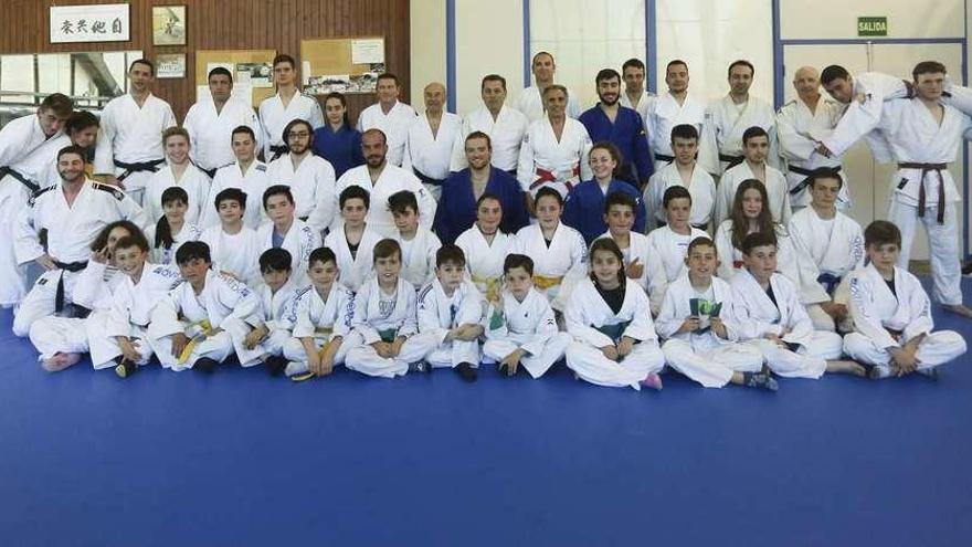 Eduardo Lombardero, en el centro con cinturón rojo, con varios de sus alumnos del club Judo Deportes Oviedo, en el Palacio de los Deportes.