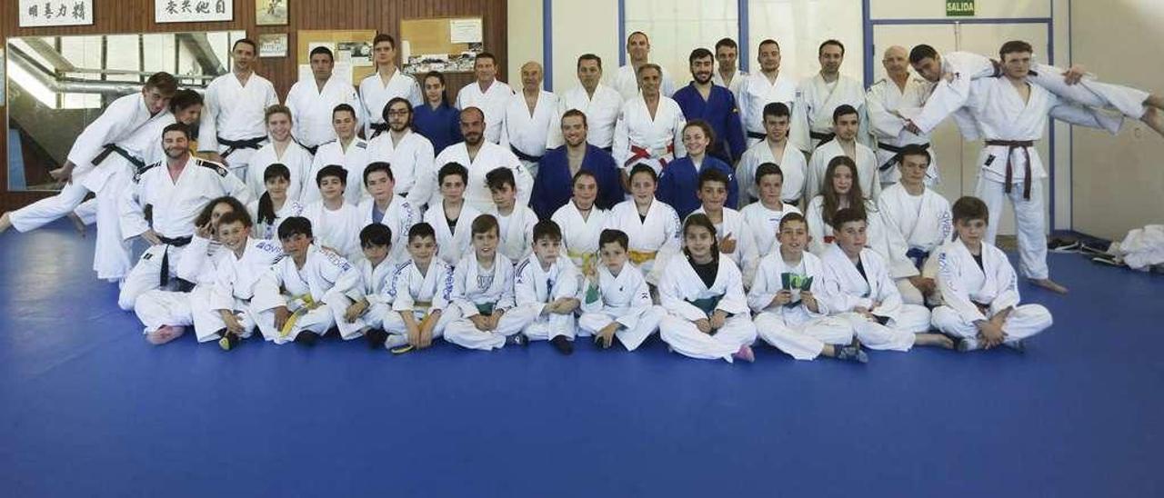 Eduardo Lombardero, en el centro con cinturón rojo, con varios de sus alumnos del club Judo Deportes Oviedo, en el Palacio de los Deportes.