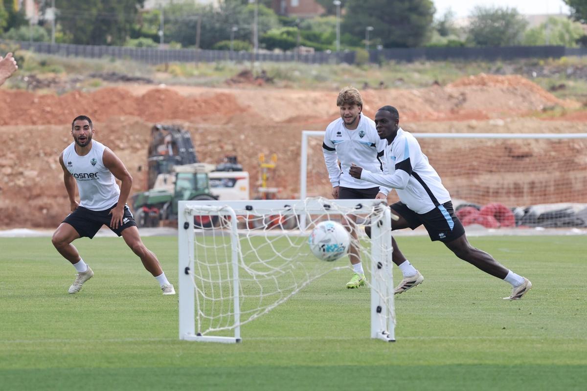 Galería | El CD Castellón entrena en la Ciudad Deportiva Globeenergy antes de la visita a la AD Ceuta