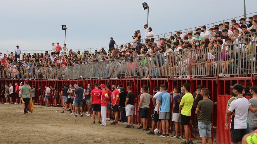 Los aficionados taurinos llenaron la plaza portátil de Segorbe en la primera jornada de toros.