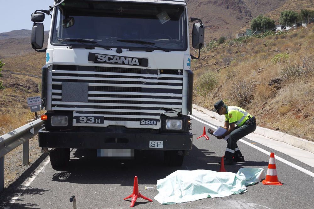 Fallece un motorista al colisionar con un camión en la GC-550